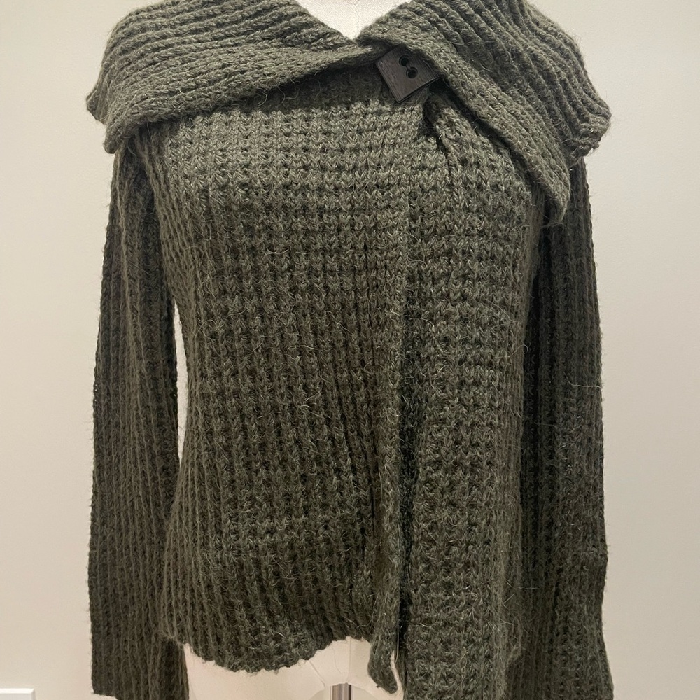 Elegant Off-the-Shoulder Knit Sweater in Olive